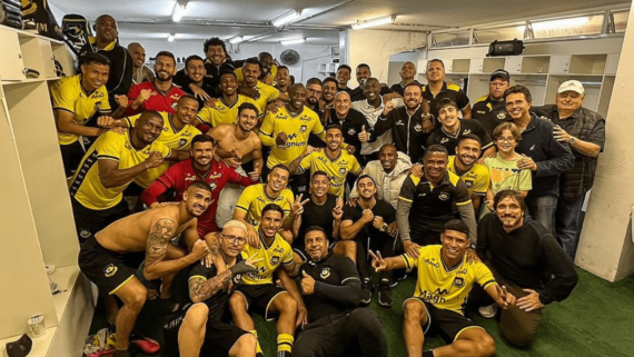 Jogadores do São Bernardo comemorando vitória (foto: Gabriel Goto
)