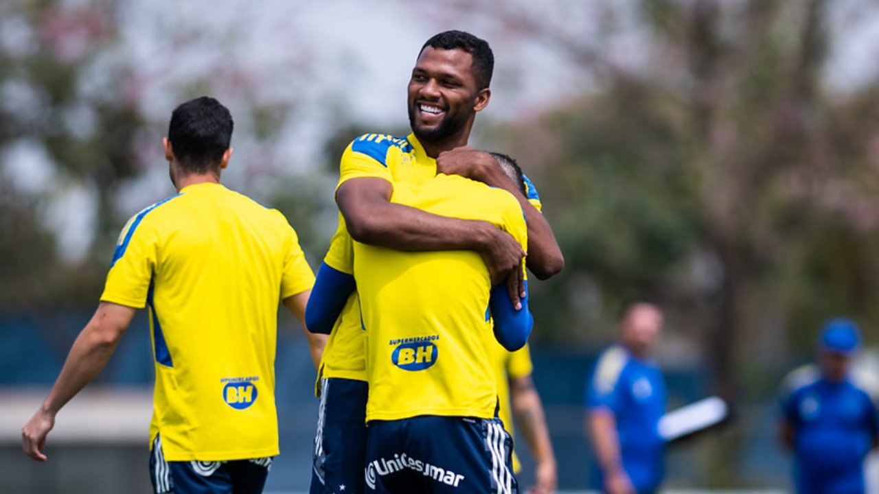 Thiago abraça companheiro em treino do Cruzeiro (foto: Bruno Haddad/Cruzeiro)