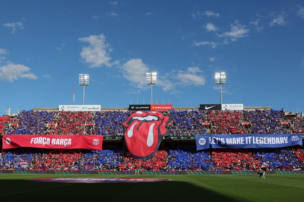 Torcida do Barcelona fez mosaico com símbolo dos Rolling Stones (foto: Lluis Gene/AFP)