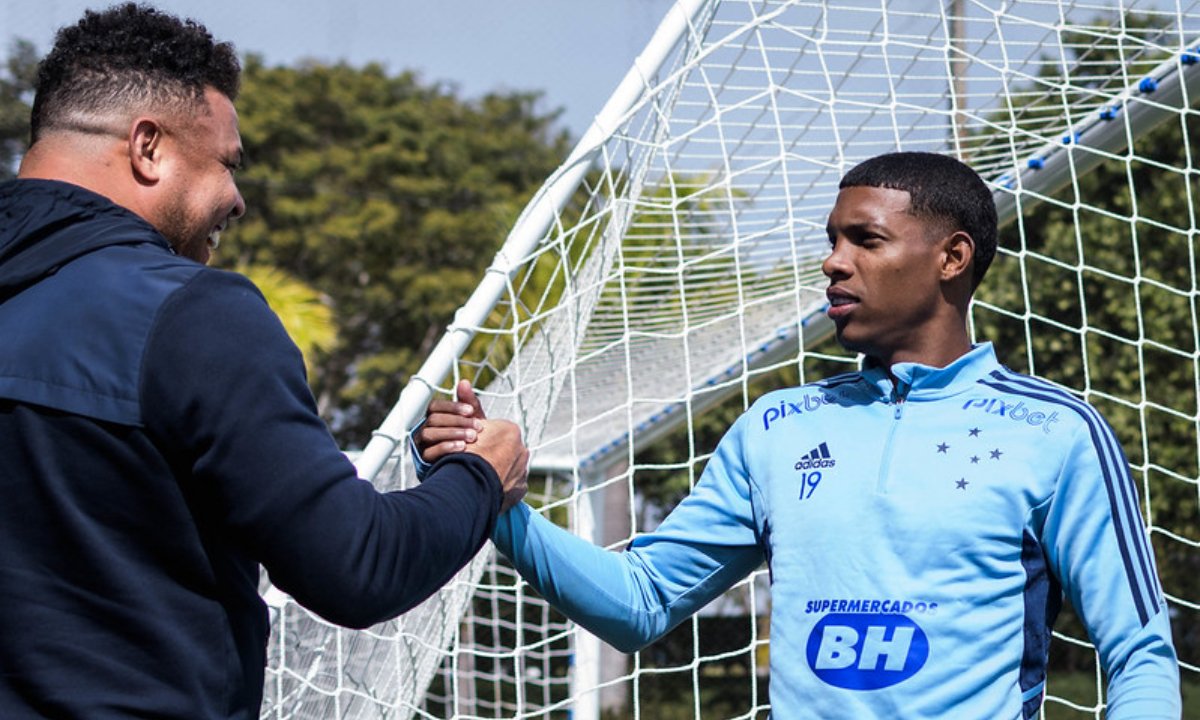 Ronaldo cumprimenta Vitor Leque, atacante do Cruzeiro (foto: Gustavo Aleixo/Cruzeiro)