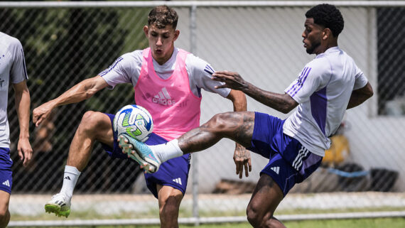 Wesley Gasolina dividindo bola com Stênio (foto: Cruzeiro/Divulgação)