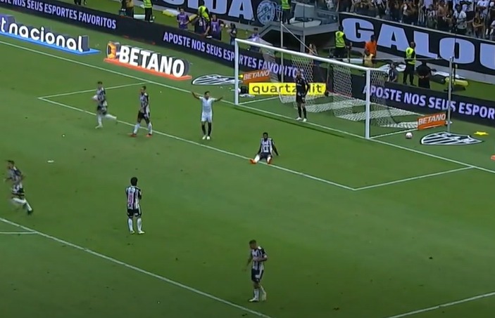 Jemerson faz gol contra, Galo joga mal e perde primeiro clássico na Arena  MRV - FalaGalo