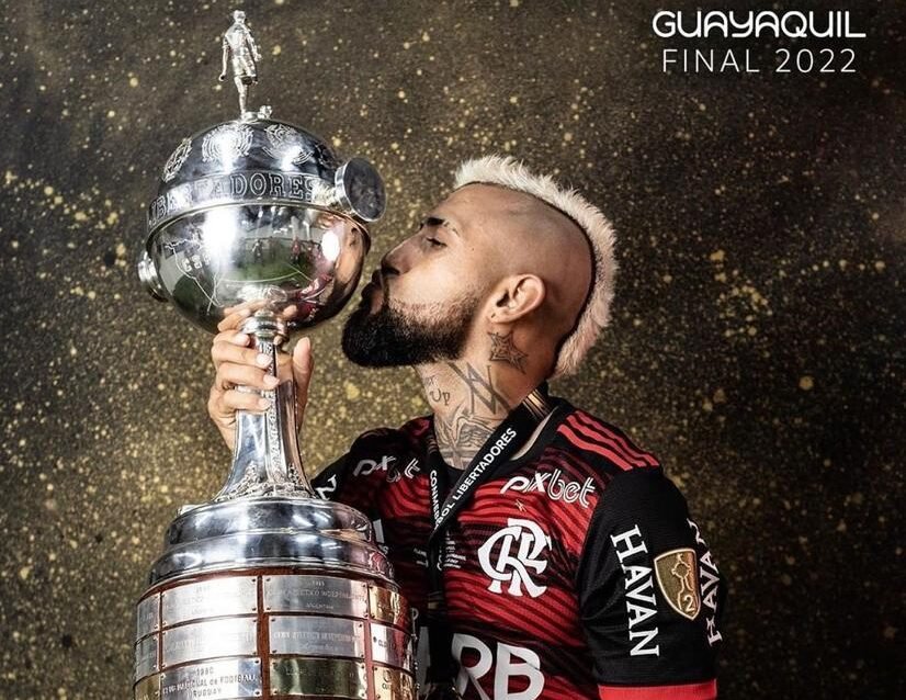 Com a camisa do Flamengo, Vidal beija a taça da Libertadores (foto: Divulgação)
