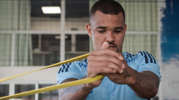 Zé Ivaldo durante trabalho de força na academia (foto: Gustavo Aleixo/Cruzeiro)