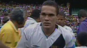 Alex foi capitão do Vasco no título carioca de 2003 - Crédito: 