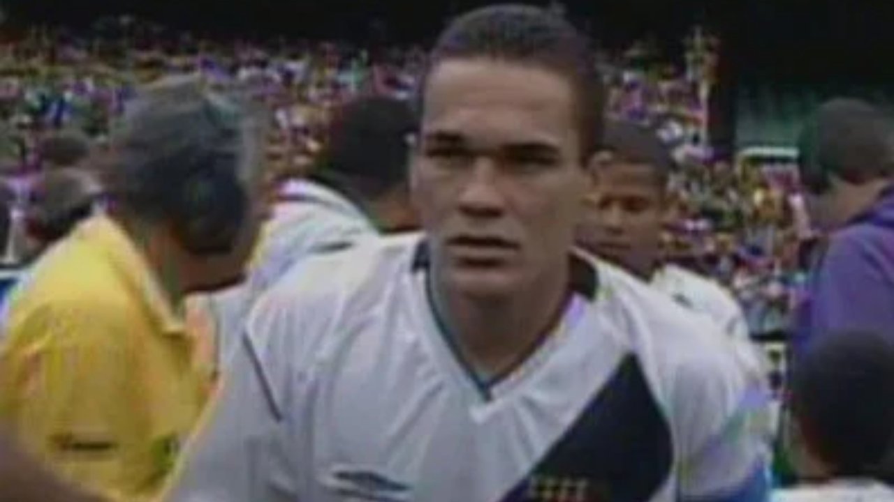 Alex foi capitão do Vasco no título carioca de 2003 (foto: Reprodução/Redes Sociais)