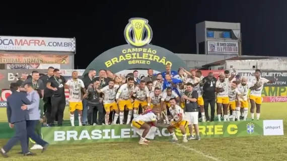 Amazonas conquistou a Série C com vitória de virada sobre o Brusque (foto: Reprodução/Nosso Futebol)