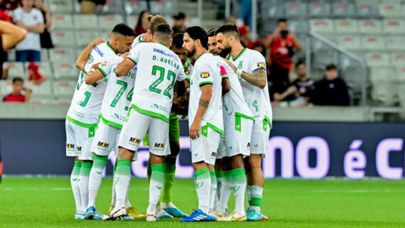 América em jogo contra o Athletico-PR pelo Brasileiro (foto: Mourão Panda/América)