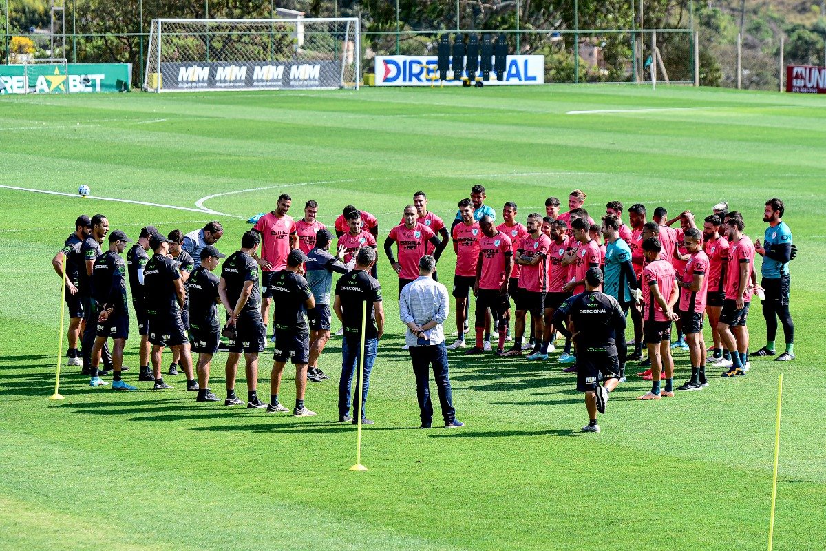 Elenco do América reunido (foto: Mourão Panda / América)