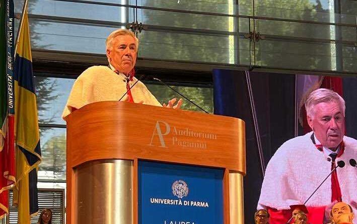 Carlo Ancelotti durante discurso em púpito (foto: Divulgação/Ancelotti)