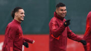 Antony e Casemiro no treino do Manchester United, nesta segunda-feira (2/10) (foto: DARREN STAPLES/AFP)