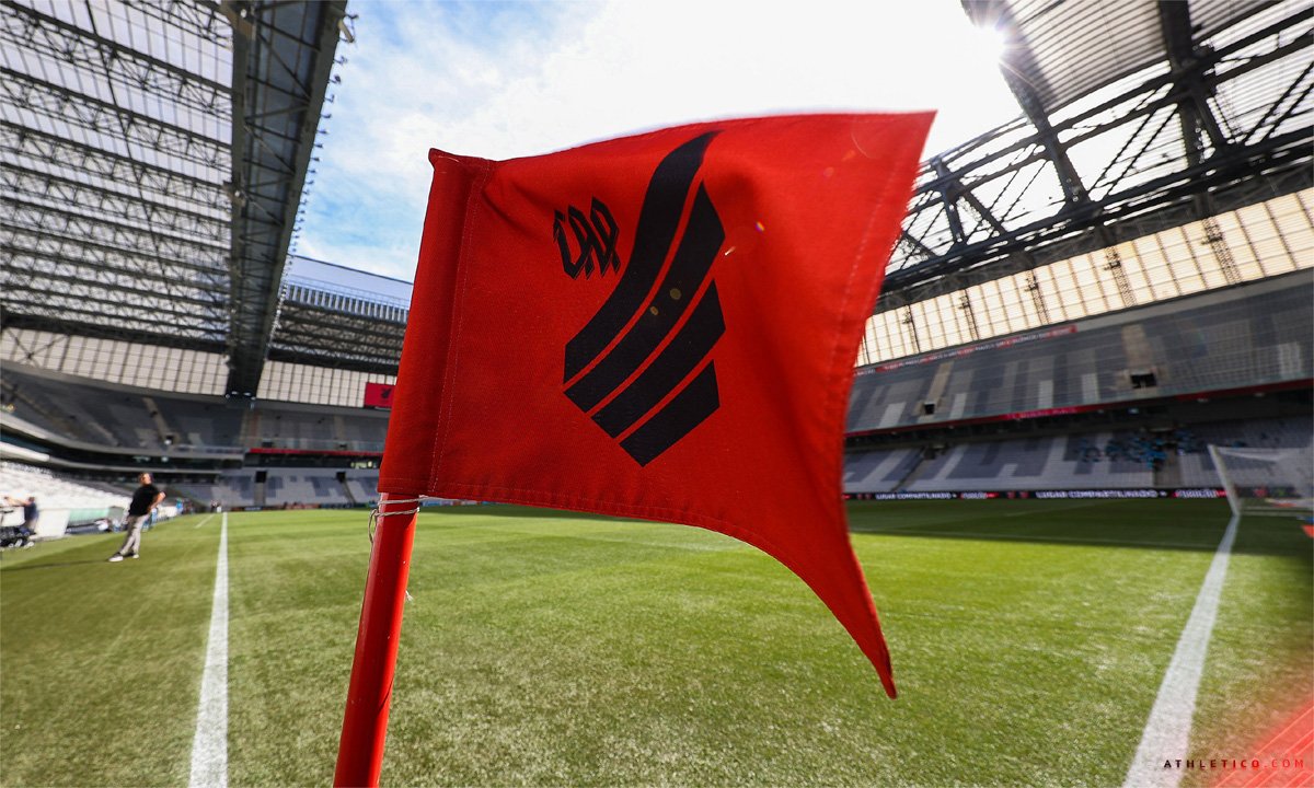 Bandeira do Athletico-PR na Ligga Arena, também conhecida como Arena da Baixada (foto: José Tramontin/athletico.com.br)