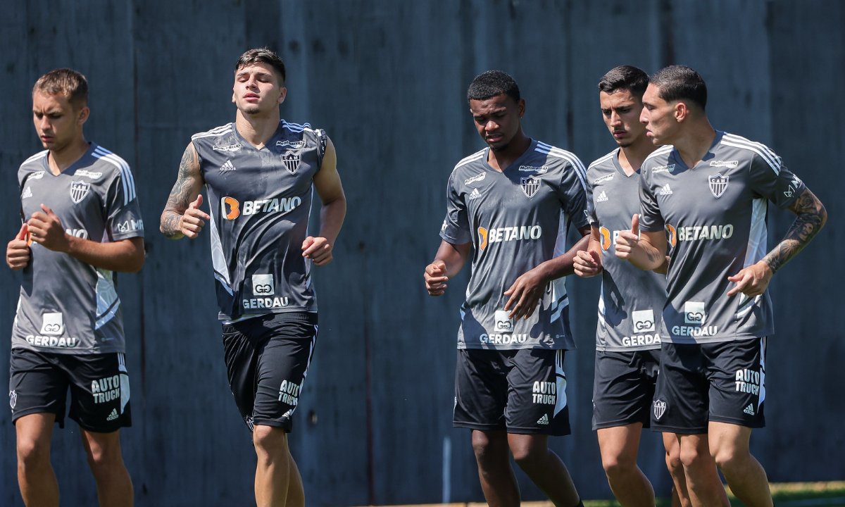 Jovens do Atlético em treino pelo profissional (foto: Pedro Souza/Atlético)