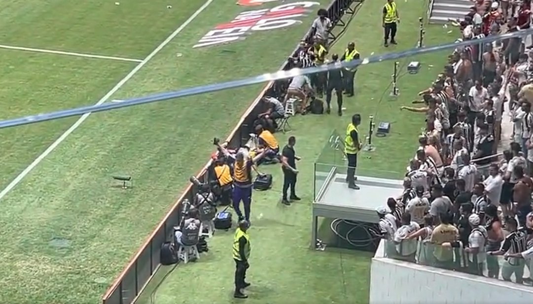 Funcionários do Cruzeiro foram alvo de copadas na Arena MRV (foto: Reprodução)