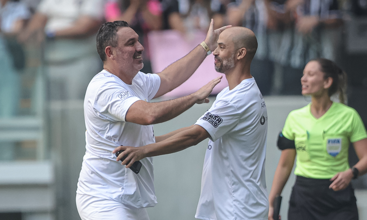 Guilherme e Marques comemoram um gol na arena MRV, em Legends of the Rooster - (foto: Pedro Souza/Atlético)