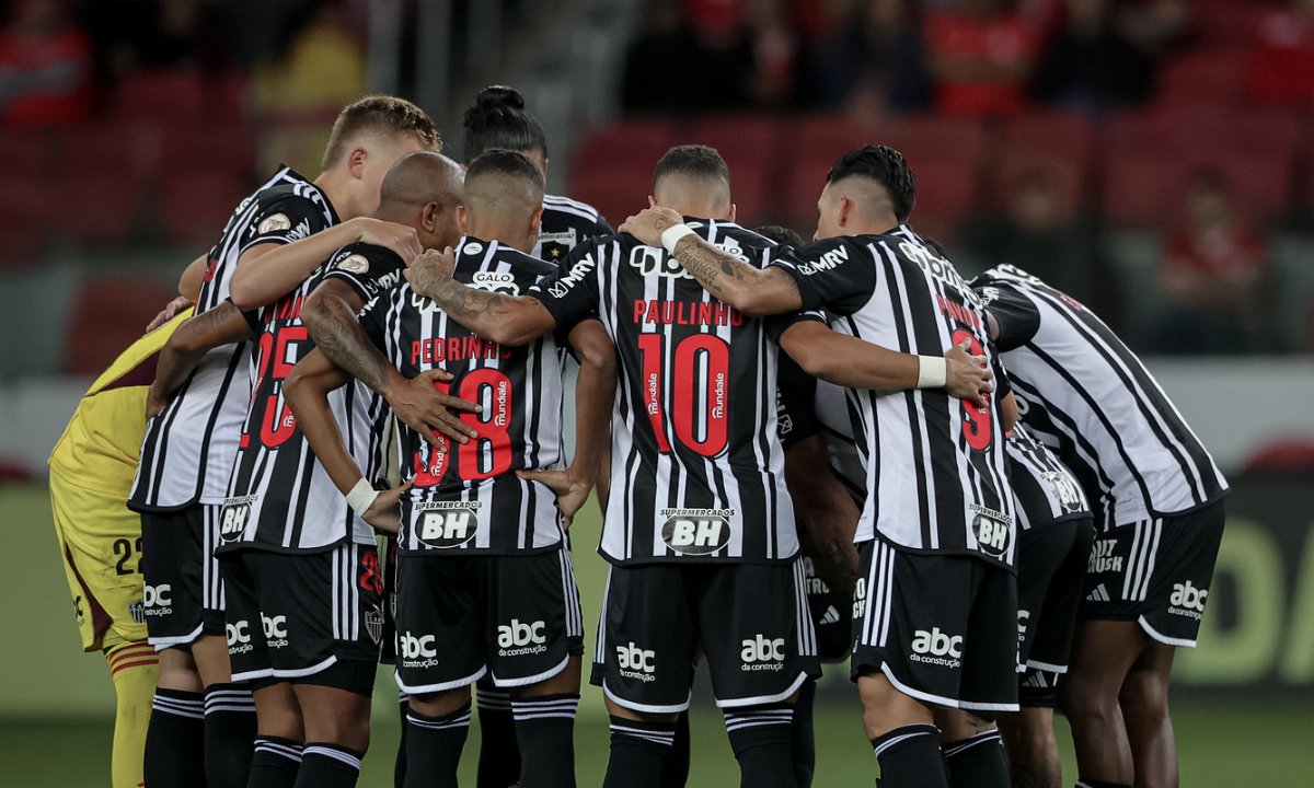 Jogadores do Atlético juntos em jogo contra o Inter (foto: Pedro Souza/Atlético)
