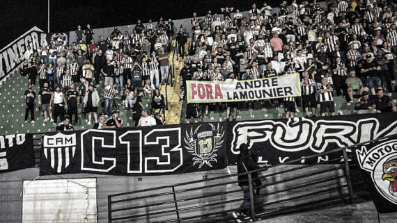 Torcedores do Atlético levam faixa pedindo saída de André Lamounier em jogo contra o Bragantino, fora de casa (foto: Reprodução)