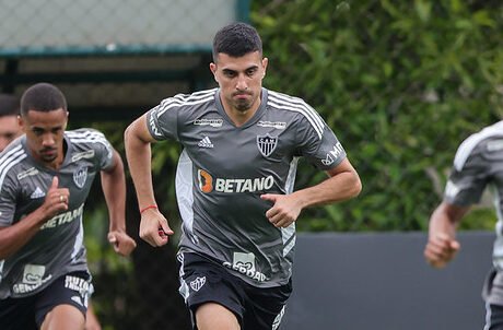 Rodrigo Battaglia corre em treino do Atlético - (foto: Pedro Souza/Atlético)