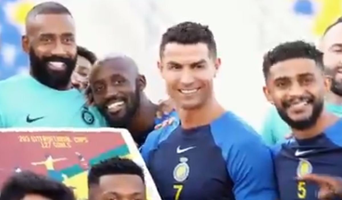 Cristiano Ronaldo recebe surpresa (foto: Divulgação/Al-Nassr)