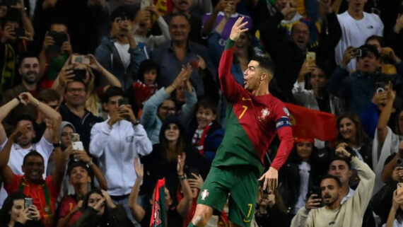 Cristiano Ronaldo comemora gol pela Seleção Portuguesa (foto: MIGUEL RIOPA/AFP)