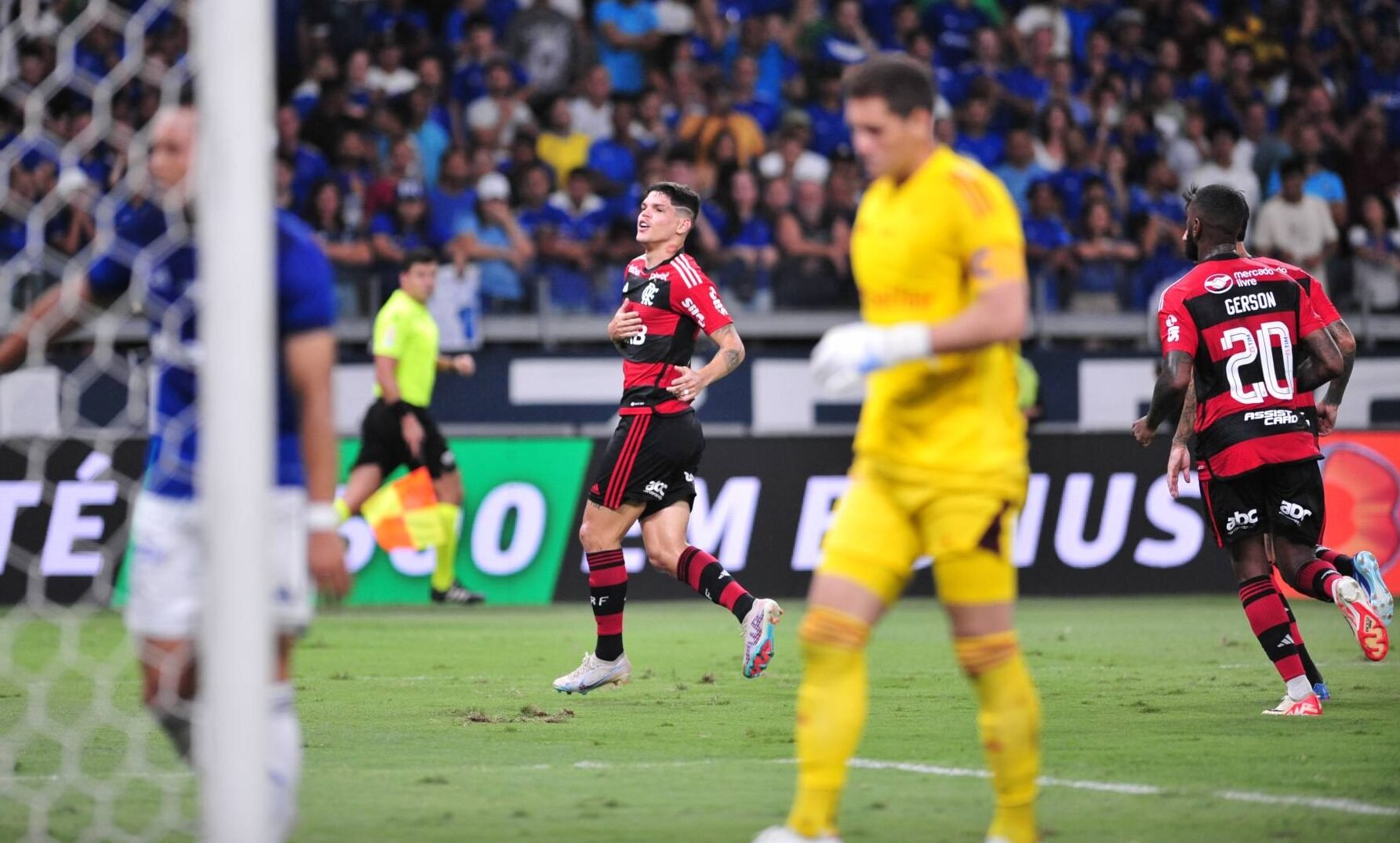 Jogadores do Flamengo comemoram (foto: Alexandre Guzanshe/EM/D.A Press)