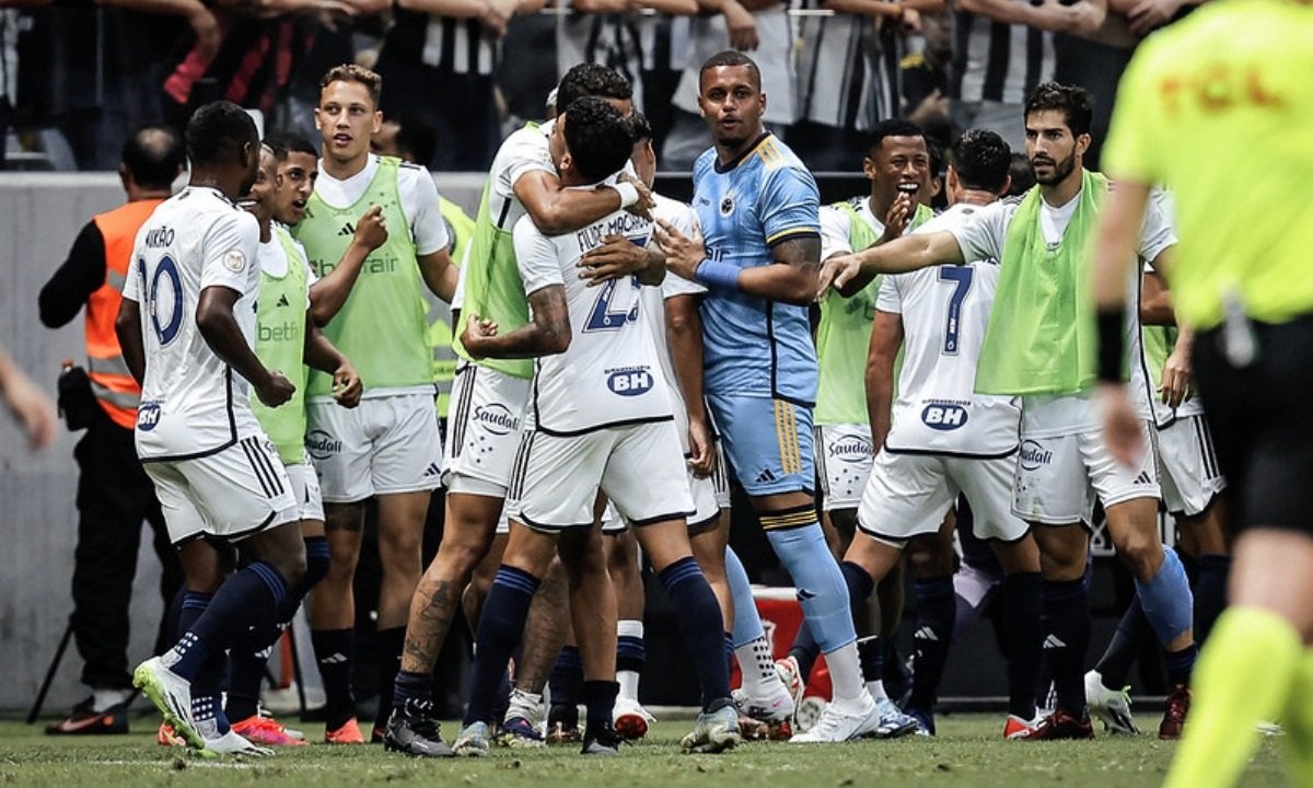 Machado comemora vitória com time do Cruzeiro (foto: Staff Images/Cruzeiro)