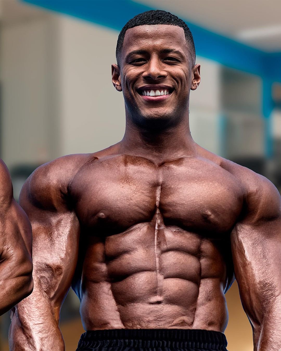 Arthur Gomes fisiculturista