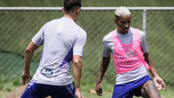 Jogadores do Cruzeiro treinando na Toca da Raposa (foto: Gustavo Aleixo/Cruzeiro)