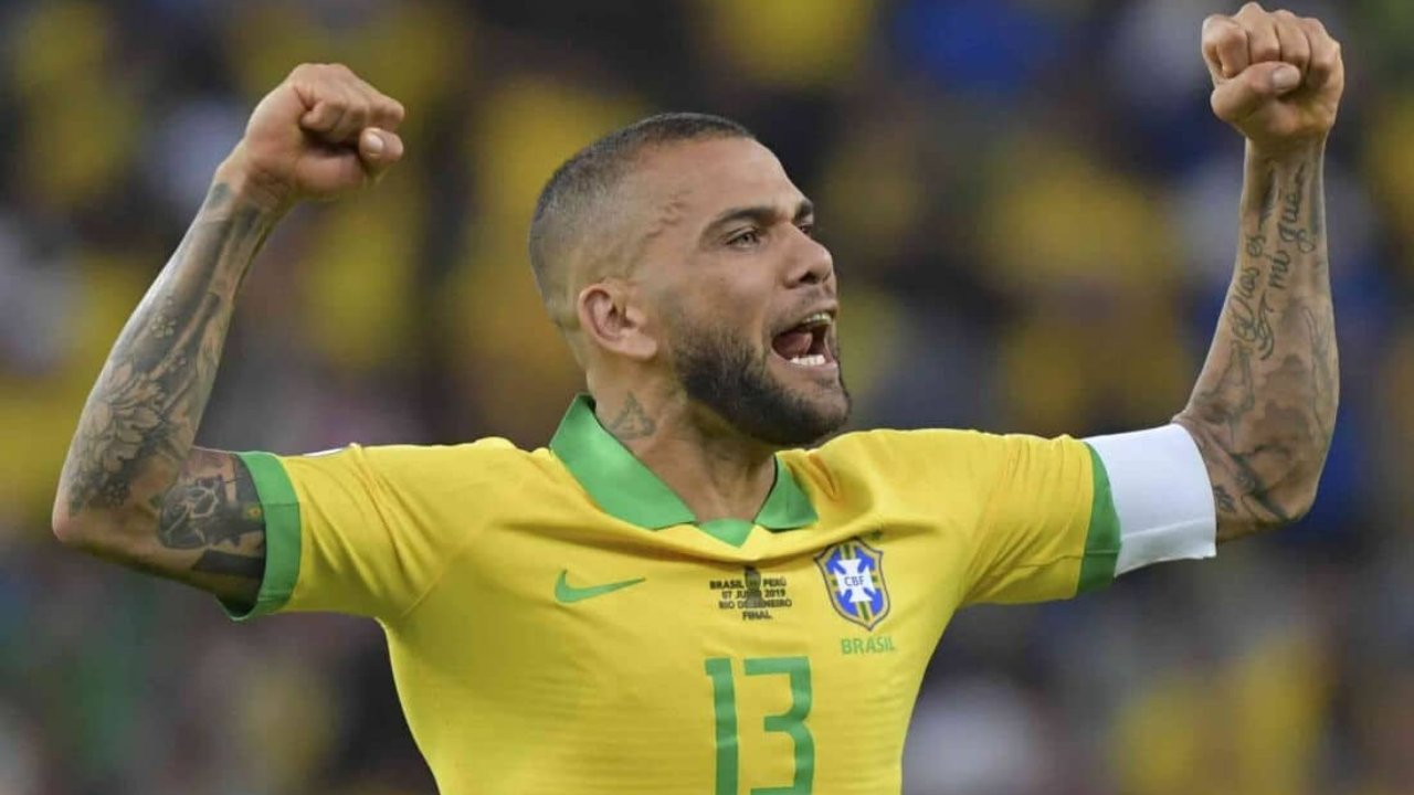 Daniel Alves em ação pela Seleção Brasileira (foto: Luis Acosta/AFP)