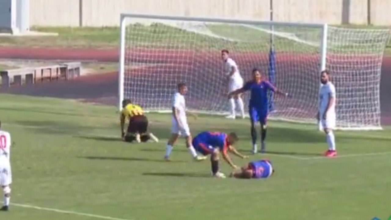 Momento que os companheiros de equipe percebem que o autor do gol desmaiou (foto: Reprodução)