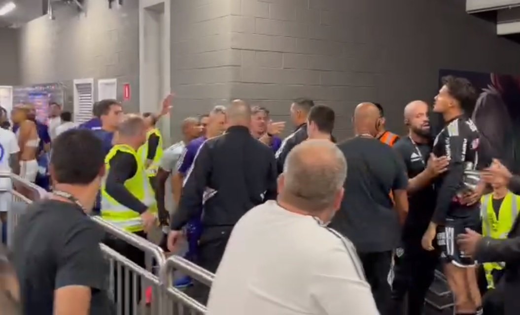 Jogadores de Atlético e Cruzeiro discutem após clássico na Arena MRV (foto: Reprodução)