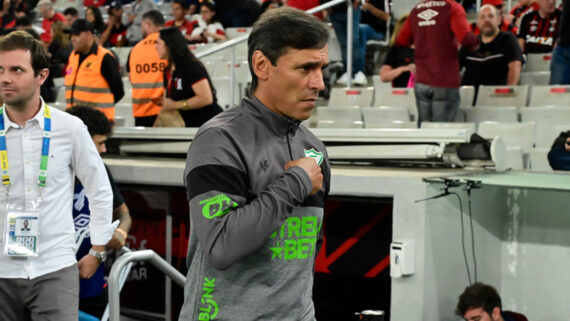 Fabián Bustos, técnico do América, em jogo pelo Brasileiro (foto: Mourão Panda/América)