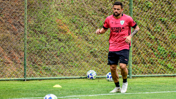 Felipe Azevedo em treino no CT Lanna Drumond (foto: Mourão Panda/América)