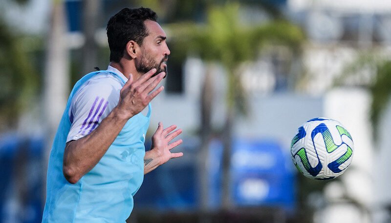 Gilberto domina bola durante treino do Cruzeiro (foto: Gustavo Aleixo/Cruzeiro)