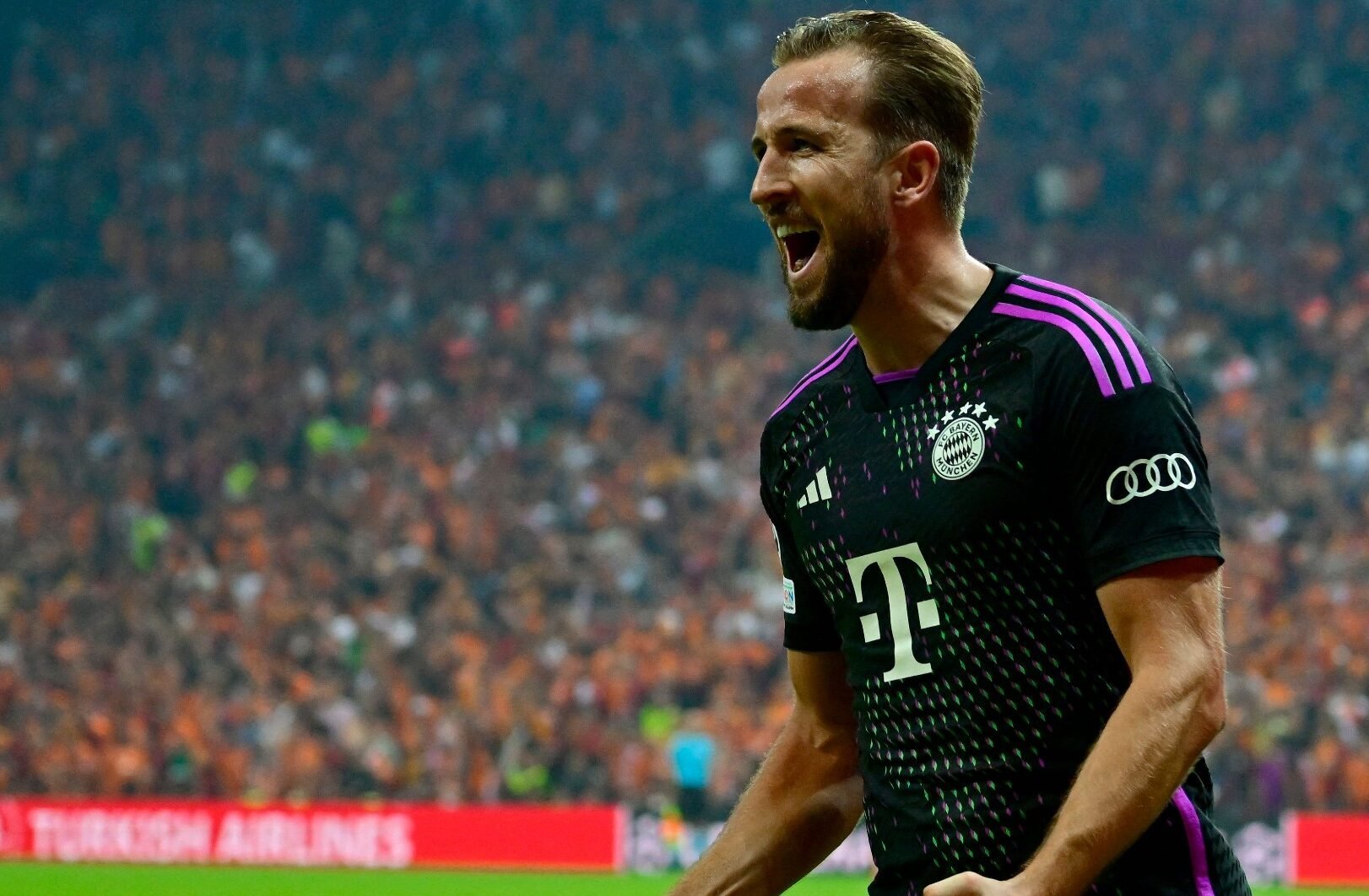 Harry Kane comemora gol do Bayern (foto: Yasin Akgul/AFP)