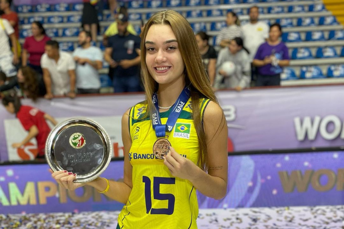 Vôlei: quem é Helena Wank, revelação de 1,99m do Brasil no Pan-Americano <  No Ataque