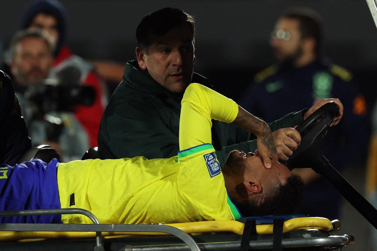 Neymar chora após lesão (foto: PABLO PORCIUNCULA)