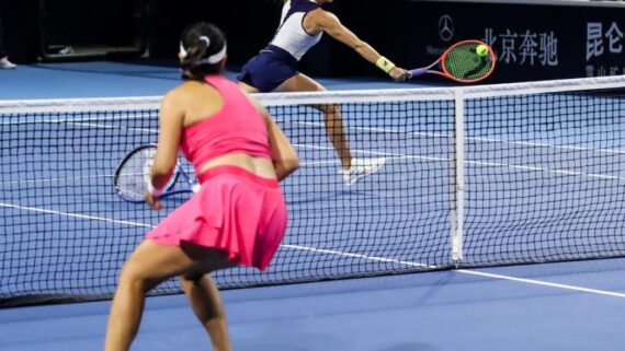 Luisa Stefani durante jogo em Pequim (foto: Divulgação/WTA)