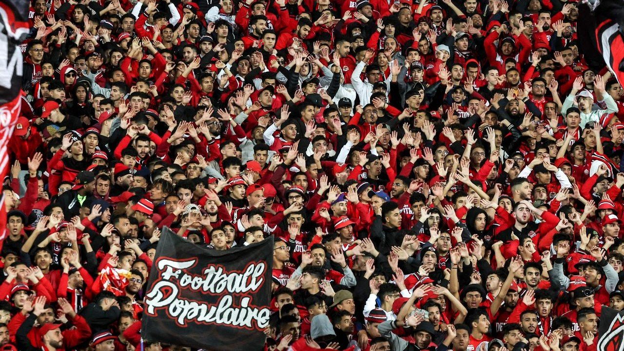 Torcida do Wydad Athletic Club em Casablanca, Marrocos (foto: FADEL SENNA / AFP)