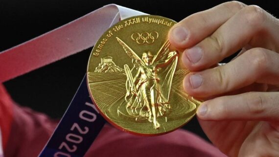 Medalha de Ouro da Olimpíada de Tóquio 2020 (foto: ALEXANDER NEMENOV / AFP)