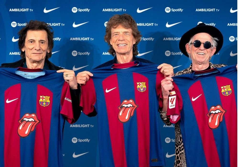 Integrantes do Rolling Stone com a camisa do Barcelona (foto: Divulgação/Barcelona)