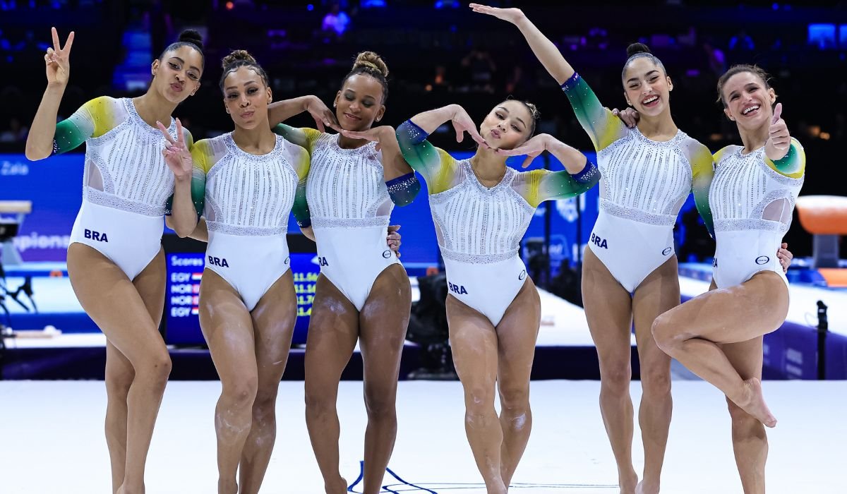 Equipe brasileira no Mundial de Ginástica (foto: Ricardo Bufolin/CBG)