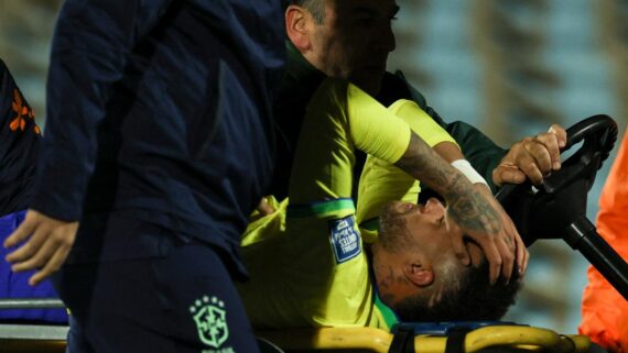 Neymar sai de campo chorando contra o Uruguai (foto: Pablo PORCIUNCULA / AFP)