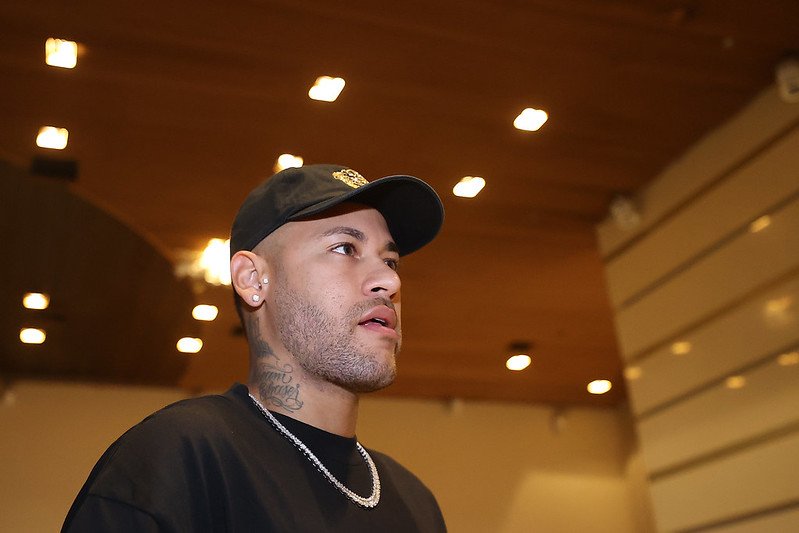Neymar com camisa preta e boné (foto: Vitor Silva/CBF)