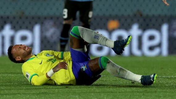 Neymar caído no campo (foto: Pablo PORCIUNCULA / AFP)