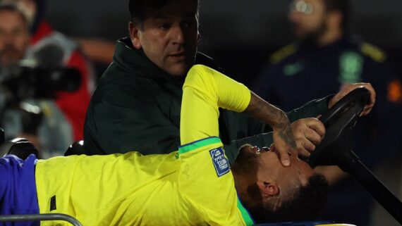 Neymar em maca chorando (foto: Pablo Porciuncula/AFP)