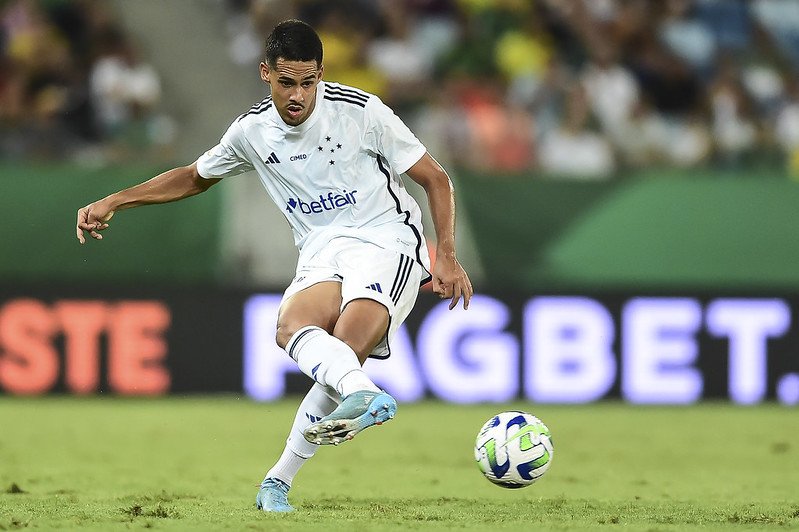 Lucas Oliveira chuta a bola em jogo do Cruzeiro (foto: Divulgação/Cruzeiro)