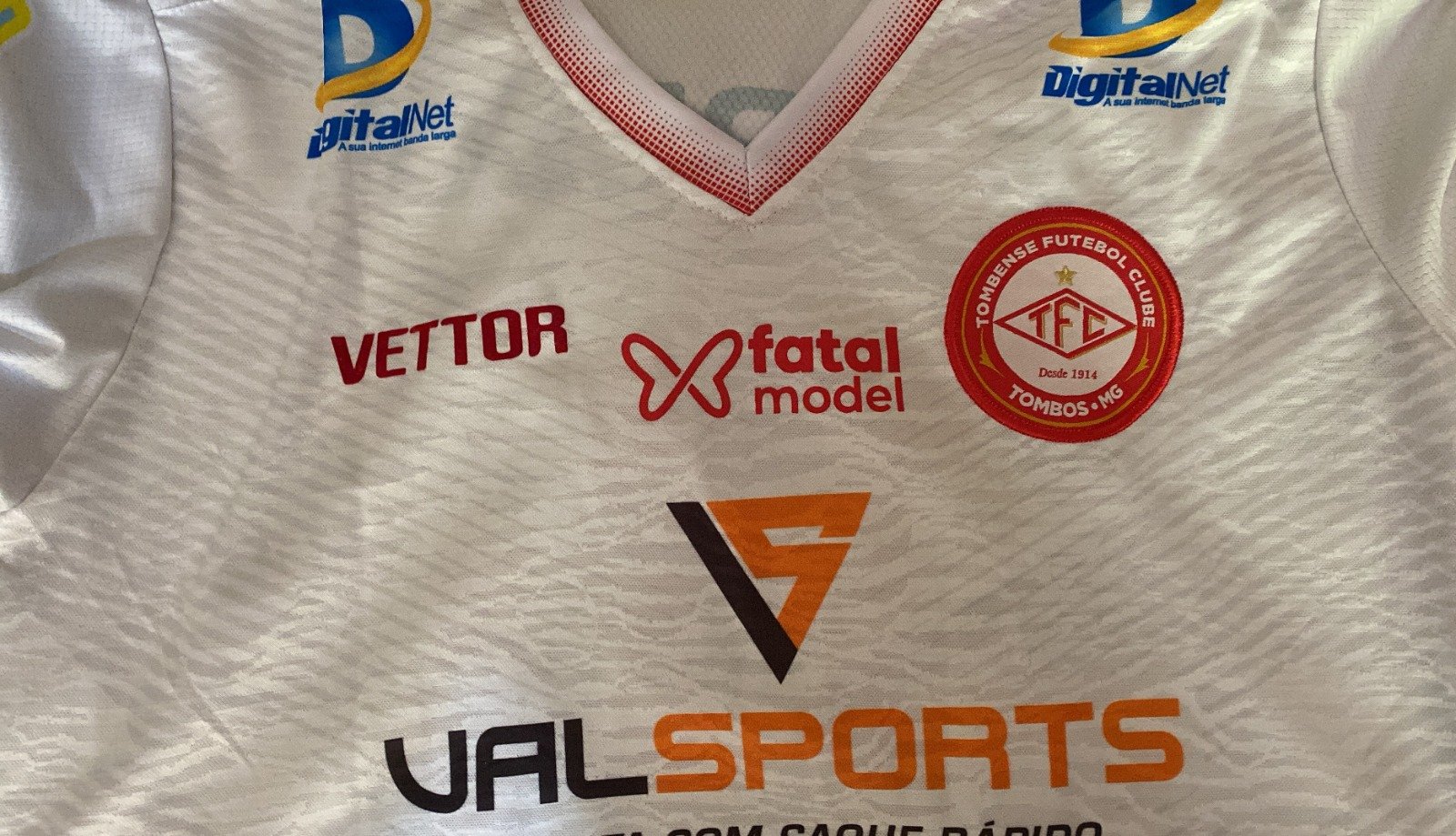 Camisa da Tombense com o patrocínio do Fatal Model - (foto:  Victor Souza - Tombense)