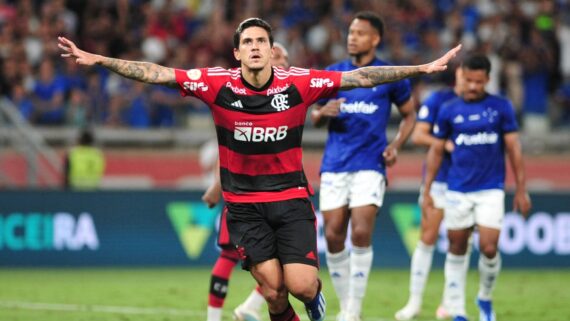 Pedro comemora gol do Flamengo com jogadores do Cruzeiro ao fundo (foto: Alexandre Guzanshe/EM/D.A Press)
