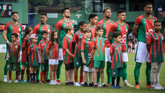 Time da Portuguesa Santista antes da partida de ida da final da Copa Paulista, contra o São José (foto: Douglas Teixeira/Agência Briosa)
